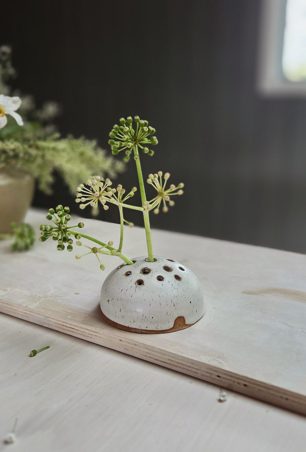Flower Frog - Chalk